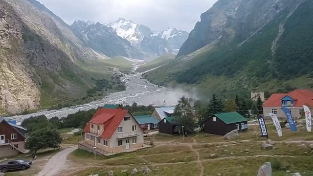 Альплагерь Безенги.  Приземлился самолёт МЧС. 12 августа 2023 г.