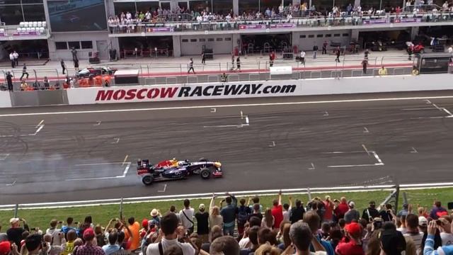 Култхард на Red Bull крутит "пончики" на WSR 2013 в Москве