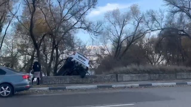 Автомобиль вылетел с дороги при въезде с Вогрэсовского моста. 🙊