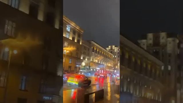 В Москве ливень с порывами ветра 15 м/с 

Непогода будет усиливаться.