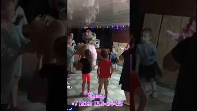 Собачка порадовала своим визитом 😍 поздравила 🥳 даже взрослые присоединяются к танцам 🥰