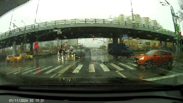 На пересечении улицы Кубинка и дублера Можайского шоссе произошла авария с участием трех машин🚨