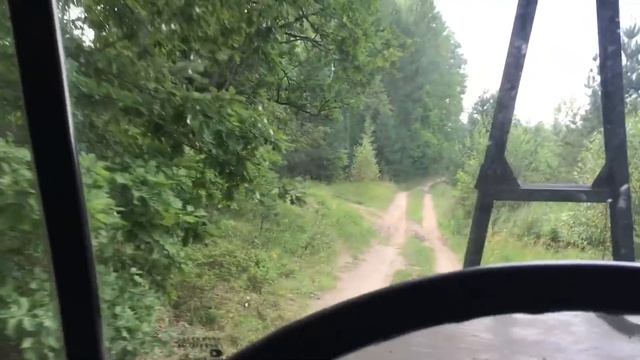 Урал 5557 лесовоз. Лесная дорога с коварными буграми.