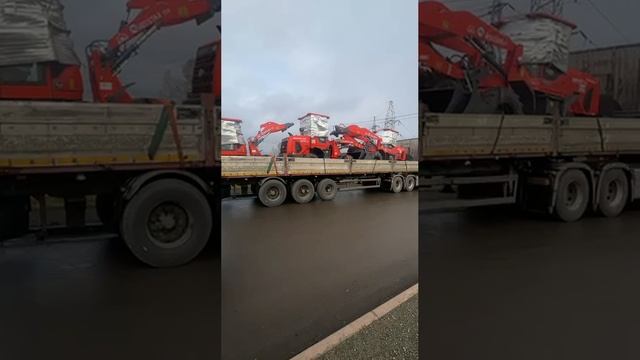 Транспортировка новых фронтальных погрузчиков REDSTAR на стоянку в городе Кемерово.