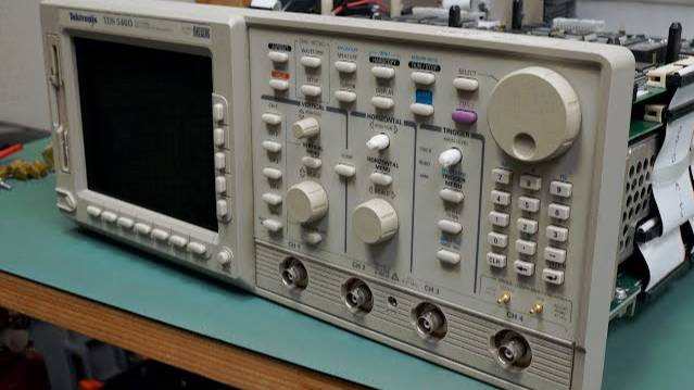 EEVblog #1185 - Dumpster Tek 500MHz TDS540D Scope