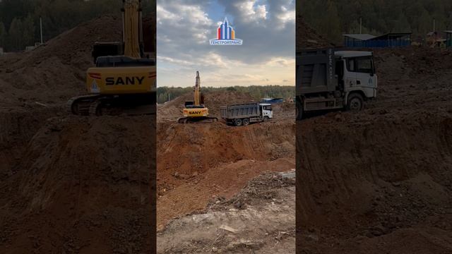 Разработка котлована/погрузка грунта #генстройтранс #гст #строительство #shorts #спецтехника