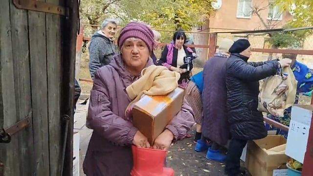 Раздача помощи на Жилплощадке