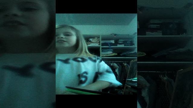 Аня танцует под песню «Компот» — песня головы на завтрак.