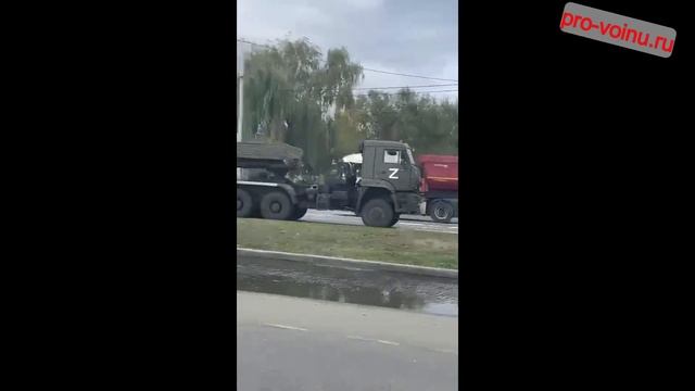 Колонна с уничтоженной вражеской техникой едет по дорогам России.