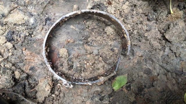 Серая канализационная труба в земле - что стало за 16 лет