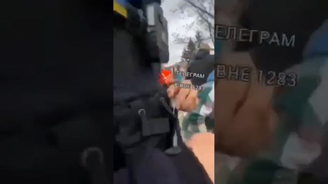 🇺🇦Видео с украины, парень умер
Посмотрите на лицо полицая когда он понял, что сделал...