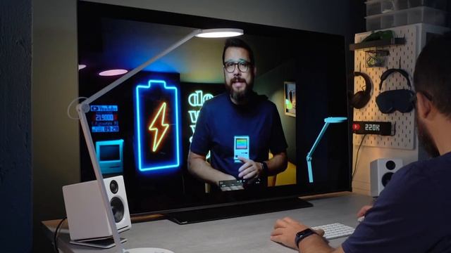 Upgrading your desk, METZ MOC9000, OLED no-flicker screen TV
