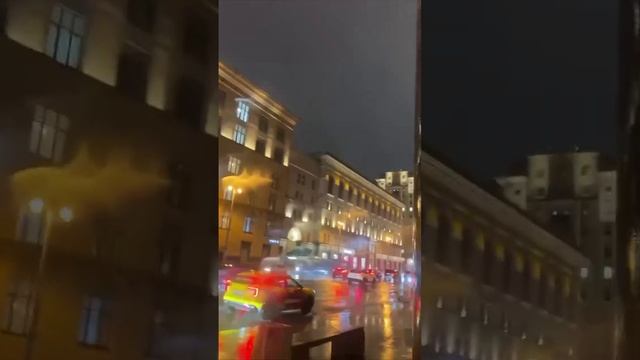 🌧️В Москве сильный ливень с  ветром💨