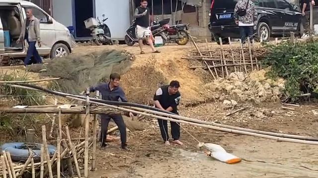 阿表要给鱼换个新家，大家都来帮忙，小煜又临阵脱逃了
