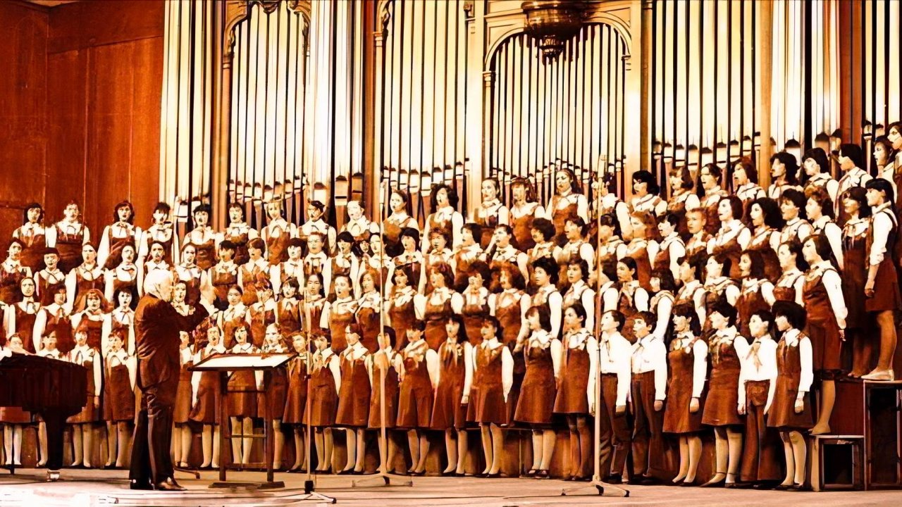 Детский хор Института худ. воспитания АПН СССР под упр. Владислава Соколова.Гайдар шагает впереди
