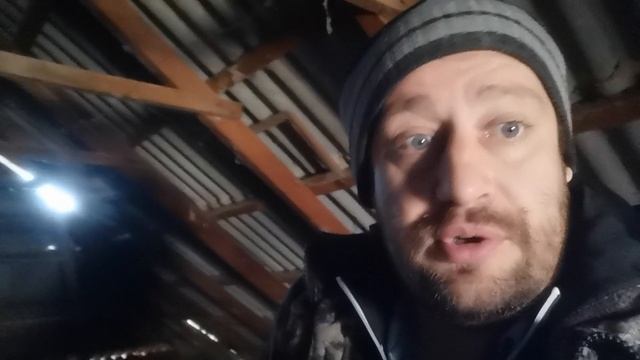Ураган разорвал в клочья ветряк, вакцинация поросят и работа по хозяйству