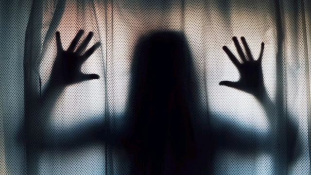 МЕЧТА ПЛАЧЕТ ЗА ШИРМОЙ МИНОРА