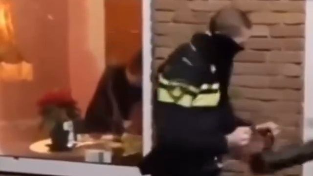 В Голландии полиция приехала задерживать преступника.