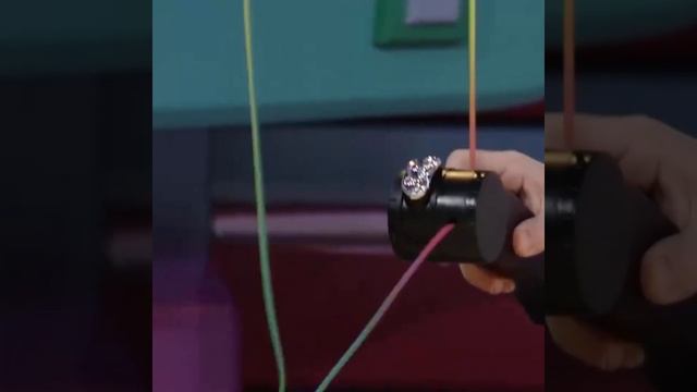 Хрюша играет с волшебной веревочкой