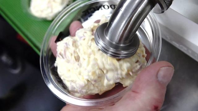 Дозирование салата с ветчиной