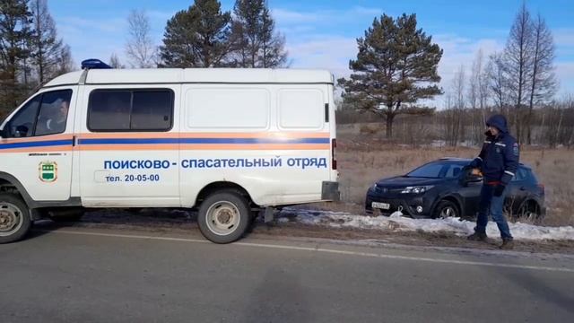 Спасатели помогли вытащить автомобиль