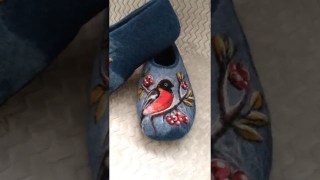 Валяные тапочки "Снегири"