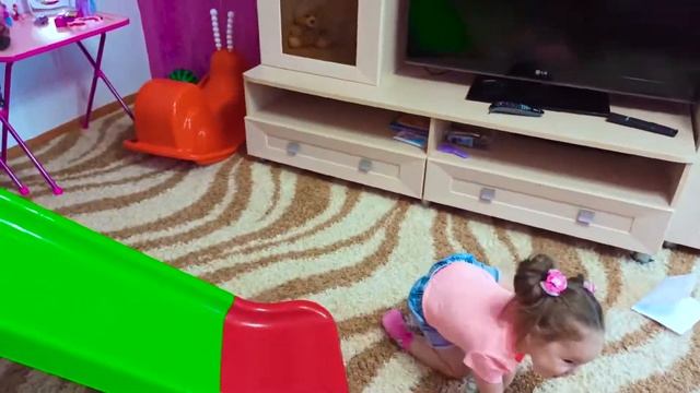 Настя покупает новые игрушки для детей. Toys sale in shop