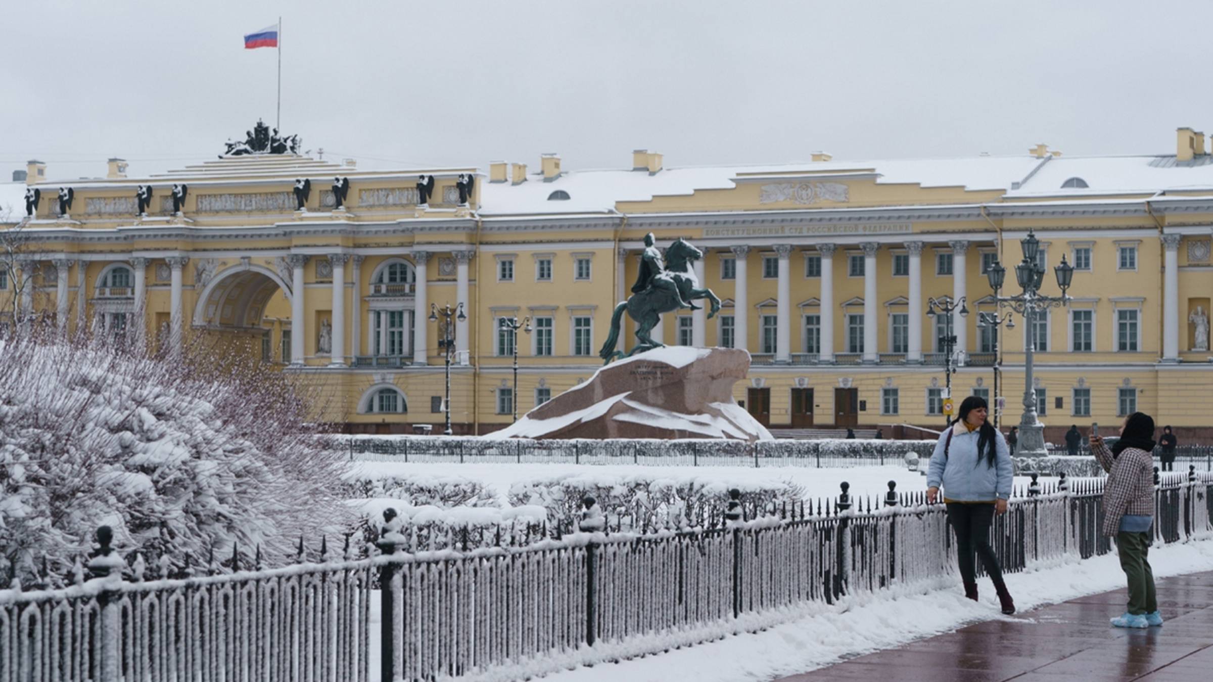 Снегопад и резкое похолодание сковали улицы Санкт-Петербурга