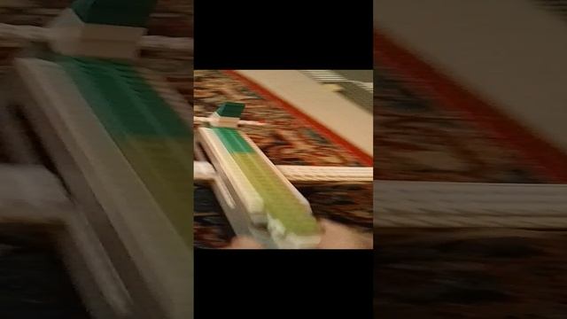 самолёт Лего строит