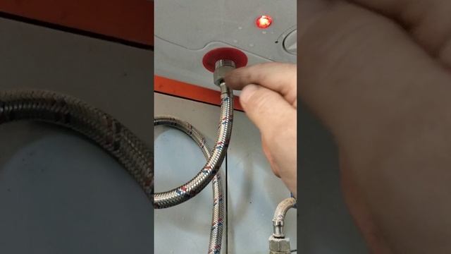 Подтекает шланг гибкой подводки,что делать?