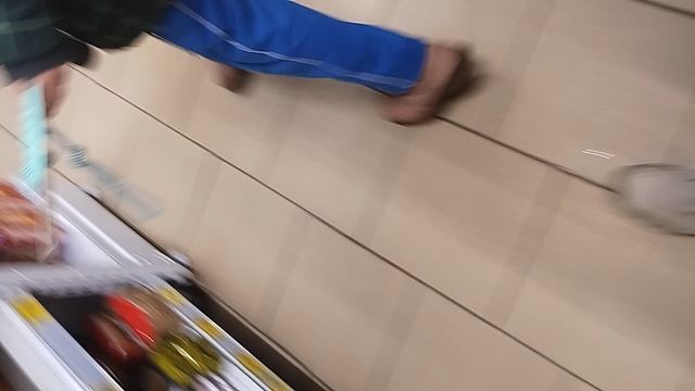 была с подругой в магазине
