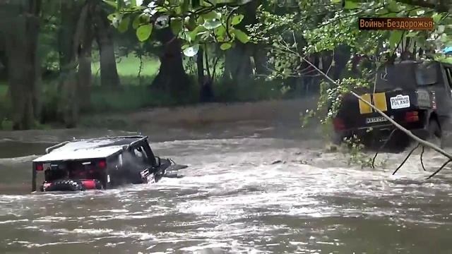 Mercedes Unimog, Соревнование внедорожников Land Rover Defender 4x4.