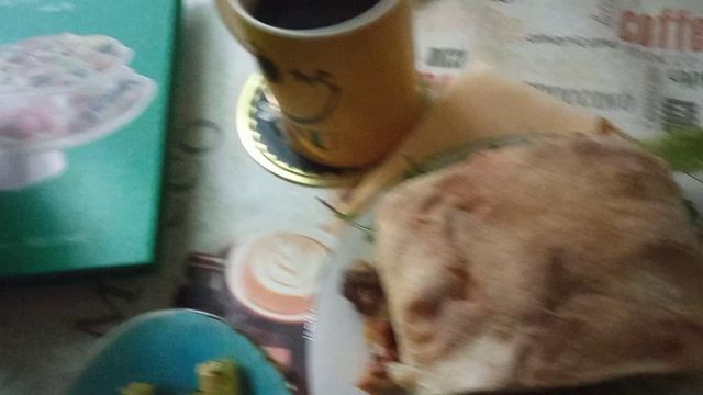 Завтрак: гигантский бутер с мясом, серая хтонь и йога)