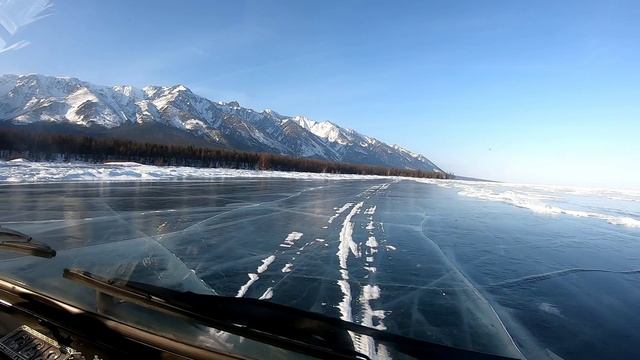 Мчим по льду Байкала