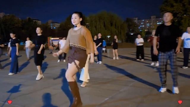 💖💃🎶👗👠美女这打扮《秋风吹起》一夜爆来就是好看。