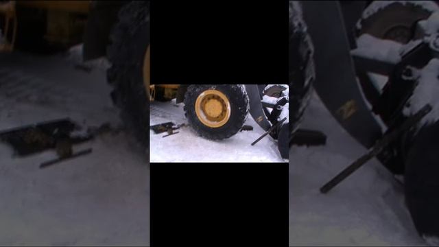 установка колеса #SHORTS  #любимаяработа #смех #спецтехника #трактор #этотмомент