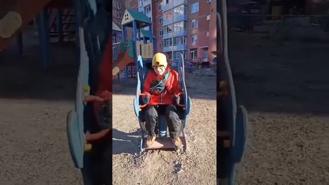 Тимка качается на качеле