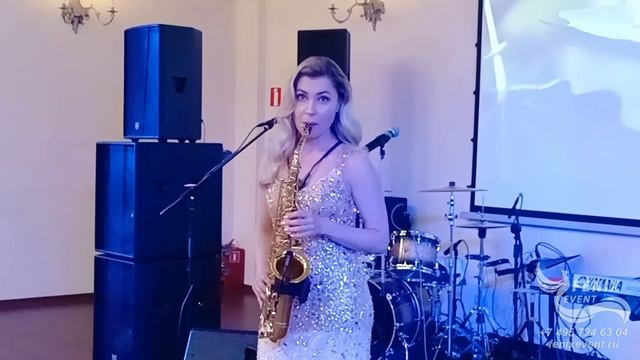 Заказать саксофониста на свадьбу и праздник в Москве - девушка саксофонист на встречу гостей
