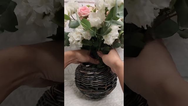 Если взять банку, бумажные трубочки и цветы,получится вазочка☺️