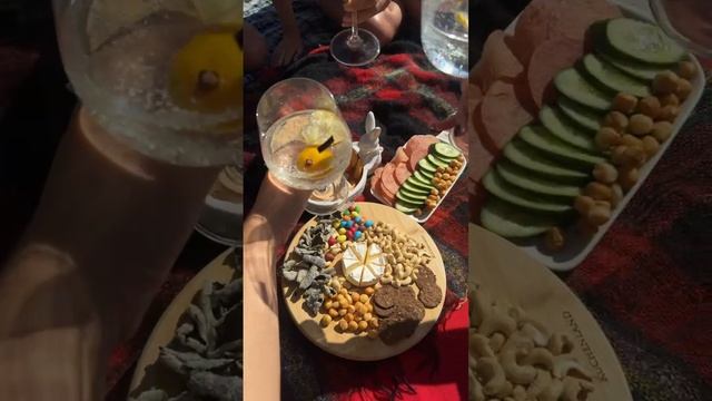 БУЛЬКАЮЩАЯ МИНЕРАЛКА С ЛИМОНОМ В БОКАЛАХ #пикник #кейтеринг #закуски