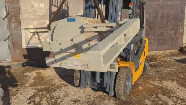 Вращатель ящиков LDSJ XZ22J-A1-03 с придерживающей лапой для погрузчиков