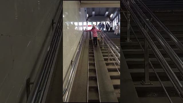 Как правильно спуститься в метро