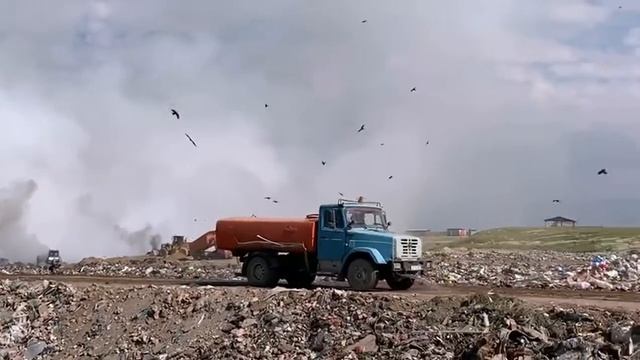 Тушение пожара на на мусорном полигоне в Алматинской области