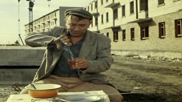 Цези на  работе обедают