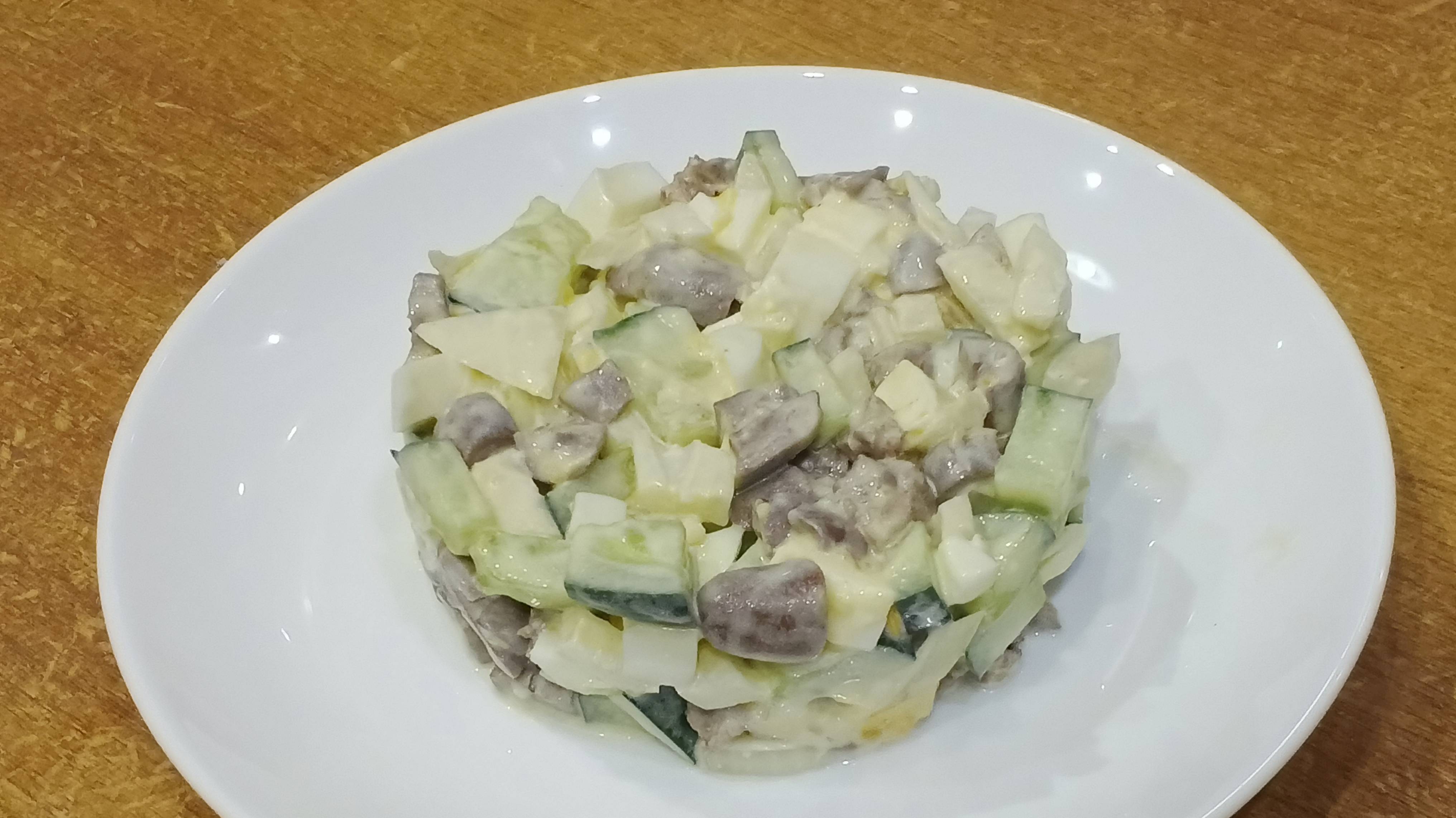Простой салат с куриными сердечками