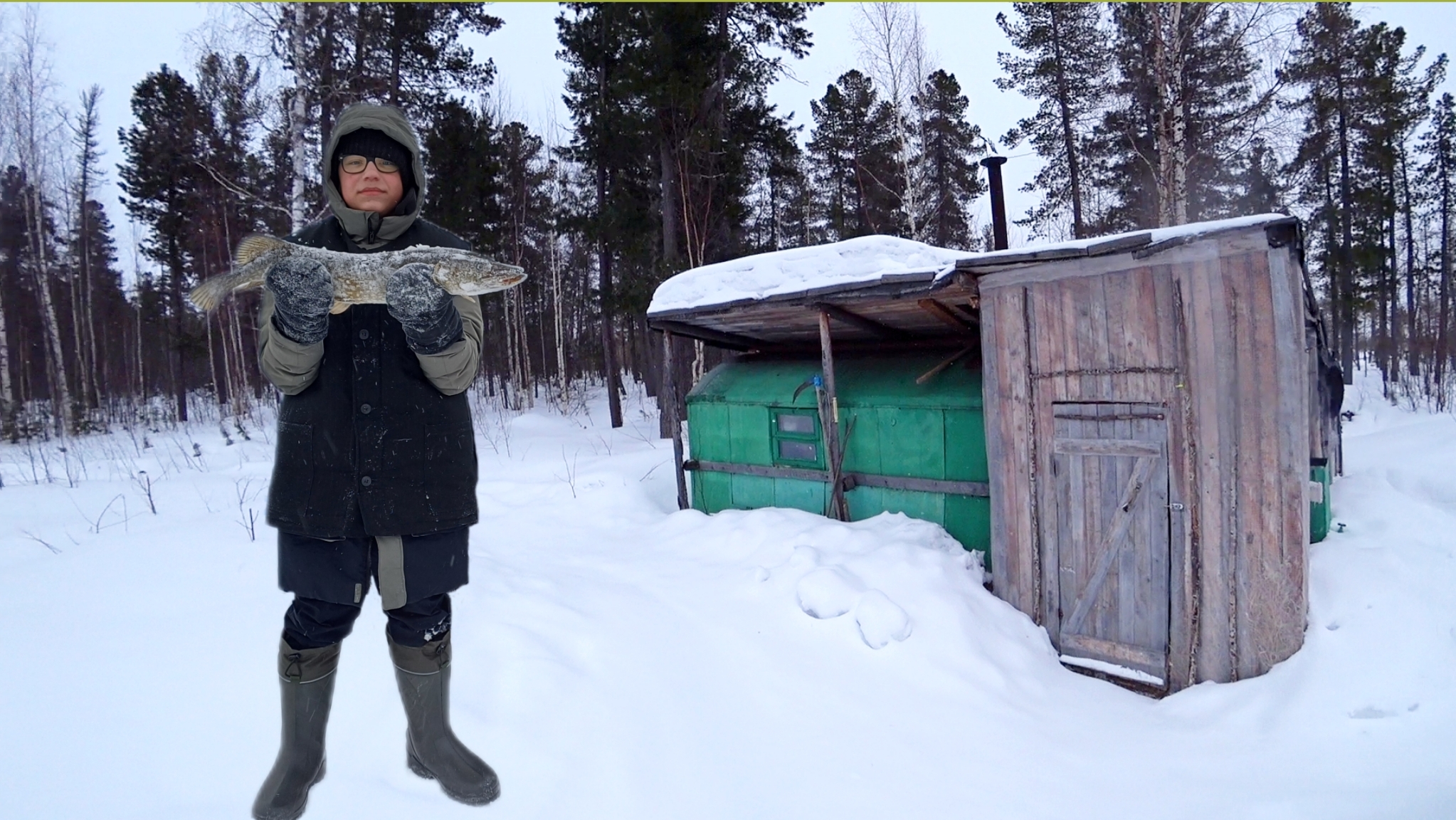 На рыбалке сыну показал старую избу.