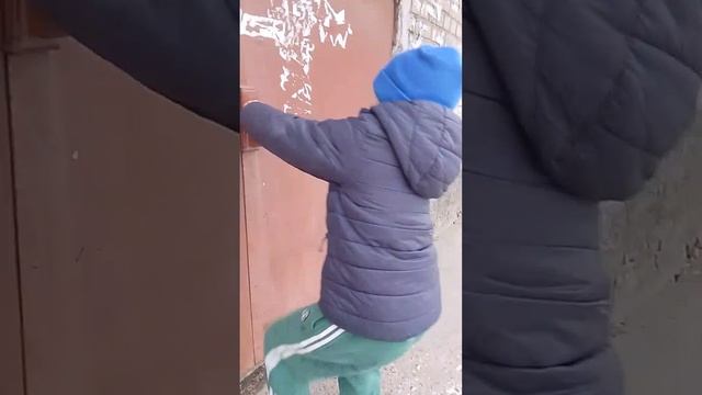 Как открывают дверь?