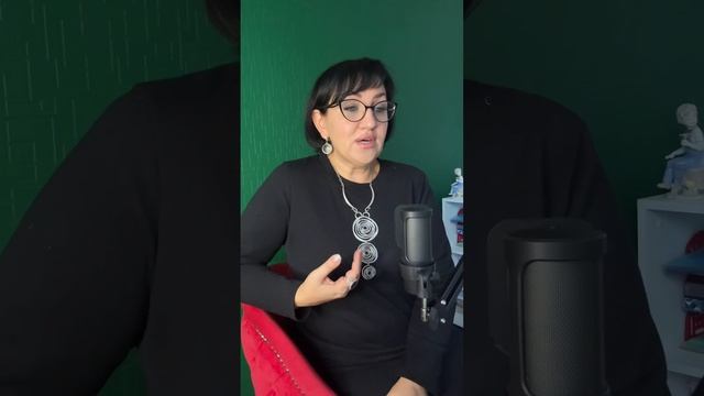 Молодые учителя-это прекрасно! Но если они-УЧИТЕЛЯ, а не проходимцы, пока не решившие, чем заняться.