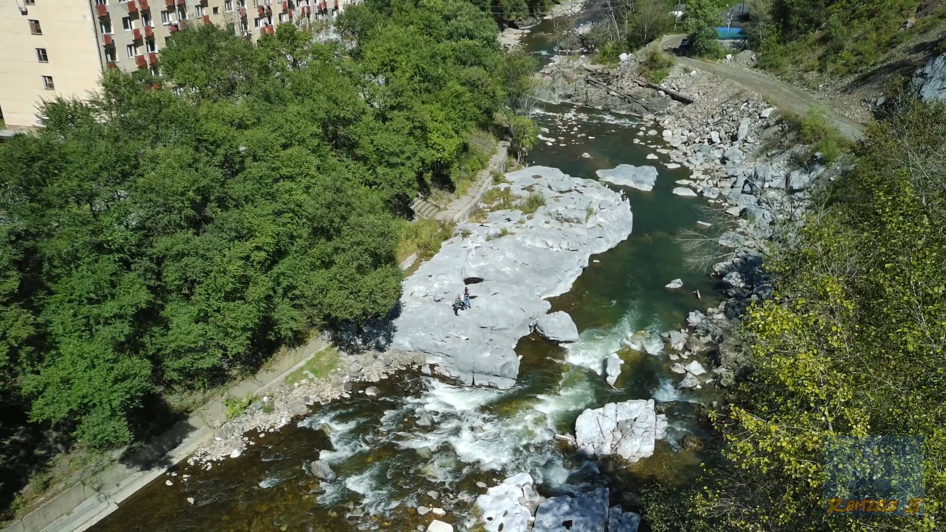 Скала в реке, река в скале (4K).