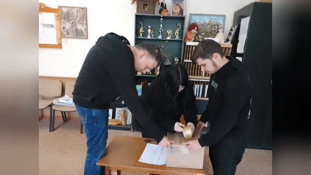 Студенты ГБОУ РО ТТСИиТ отправили бойцам СВО открытки с Днем народного единства, письма и подарки.